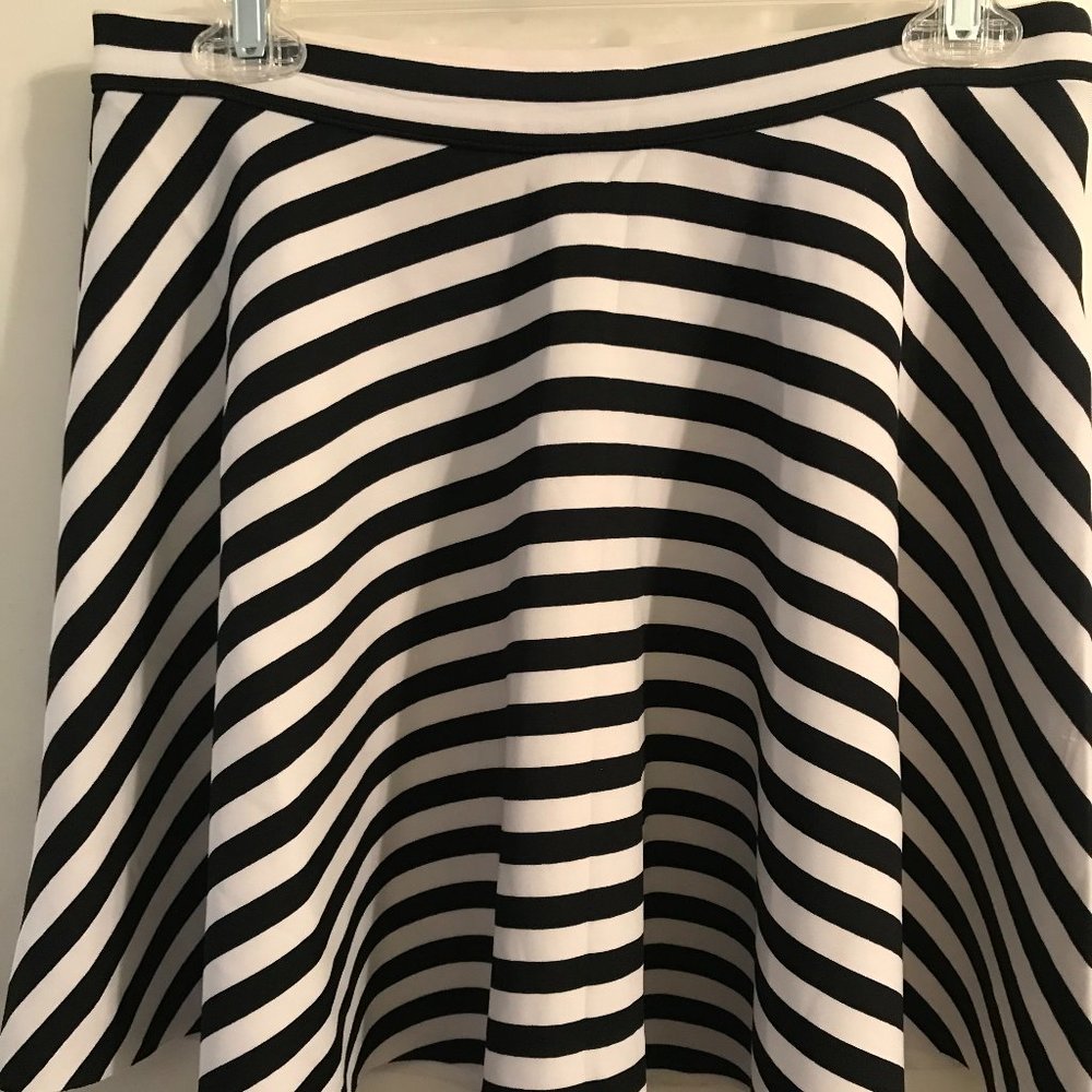 Abercrombie & Fitch Striped Black & White Raw Hem Mini Skirt Size M Side Zip